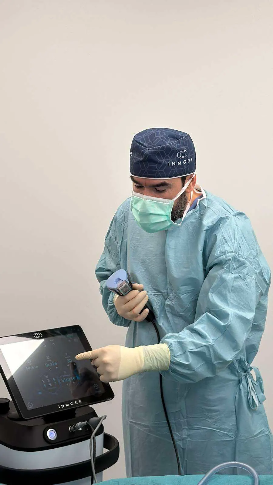 Klinisk utbildare i kirurgi med IgniteRF Workstation på operation
